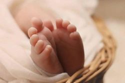 Đưa con cho bảo mẫu, mẹ uất nghẹn khi con chết nóng trong xe