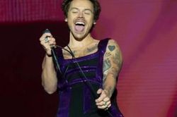 Harry Styles lọt top 10 doanh thu tour diễn mọi thời đại