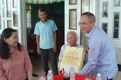 Thăm, tặng quà Bà mẹ Việt Nam Anh hùng ở Bạc Liêu
