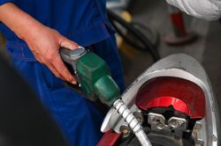 Giá xăng dầu hôm nay 25/7: Tiếp tục tăng cao