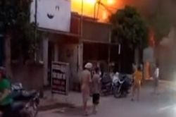 Cháy hàng trăm mét vuông kho quạt điện và cửa hàng mây tre đan ở Hà Nội