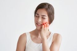 Đính đá trên răng: Đẹp một lúc rắc rối lâu dài