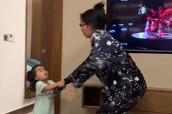 Con gái Võ Hạ Trâm 'khóc thét' với màn lầy lội có một không hai của mẹ