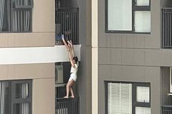 Hà Nội: Người phụ nữ lơ lửng ngoài lan can chung cư rồi rơi xuống đất