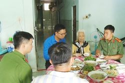 Bữa cơm cùng Mẹ Việt Nam anh hùng