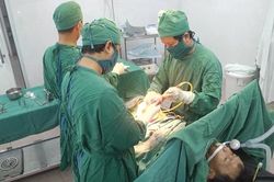 Súng tự chế cướp cò, nạn nhân trúng đạn xuyên ổ bụng