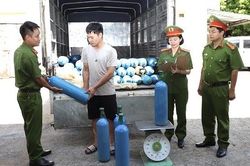 Đánh ô tô chở 100 bình khí cười từ Hà Nội về Hà Nam