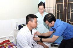 Trao Huy hiệu Tuổi trẻ dũng cảm cho Thượng sỹ Cảnh sát PCCC Công an tỉnh Hà Nam