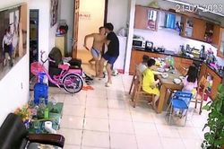 Triệu tập người đàn ông cầm dao đâm hàng xóm ở chung cư The Light