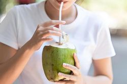 5 thời điểm nên uống nước dừa sẽ lợi hơn uống thuốc bổ