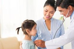 Trẻ bị viêm phổi nên ăn gì, kiêng gì?