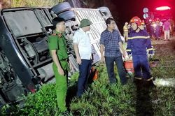 Xe khách lật nghiêng vào vách núi trên cao tốc, nhiều người thương vong