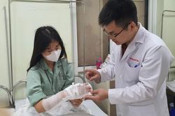 Nữ sinh 17 tuổi ở Hà Nội đứt gân và bị nhiều vết cắt ở cổ tay do dùng máy xay đa năng
