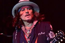 Bất tỉnh trong phòng khách sạn, sức khỏe của Johnny Depp gây lo ngại