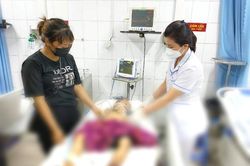Đang ngủ trưa, bé 2 tuổi bị rắn hổ mang bò vào cắn