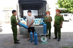 Phát hiện xe ô tô chở 100 bình khí 'cười' không rõ nguồn gốc xuất xứ