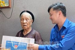Đoàn công tác T.Ư Đoàn thăm, tặng quà Mẹ Việt Nam Anh hùng tại Hà Nội
