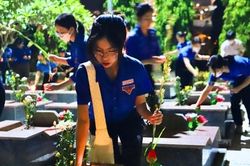 Giới trẻ Nha Trang thắp nến tri ân dịp kỷ niệm 76 năm Ngày Thương binh - Liệt sĩ