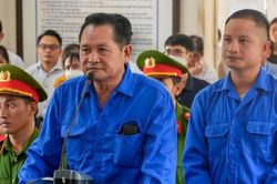 Hoãn phiên xử cha con chủ biệt thự 'dát vàng' cho vay lãi nặng, rửa tiền