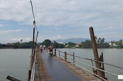 Ngàn lượt người thấp thỏm qua cầu tạm trên 20 năm tuổi