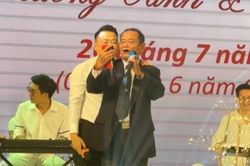 Bố Shark Bình dành tặng món quà đặc biệt cho con dâu Phương Oanh trong lễ ăn hỏi