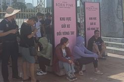 Khán giả 'đội nắng' xếp hàng dài đổi vòng tay concert BLACKPINK