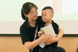 Bé trai 4 tuổi mới đi nhà trẻ, bị cô giáo bỏ đói cả tuần nhưng phụ huynh lại rất cảm kích