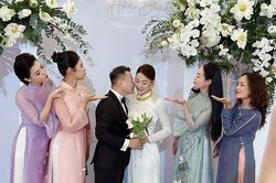 Lễ ăn hỏi Shark Bình - Phương Oanh: Đội vệ sĩ dùng ô che chắn kín mít