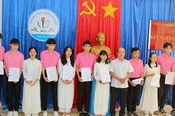 Chi bộ Trường THPT Trần Cao Vân kết nạp Đảng cho 11 học sinh ưu tú