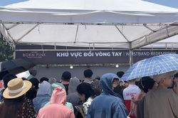 Người hâm mộ, 'phe vé' xếp hàng giữa trưa nắng đổi vòng xem concert BlackPink