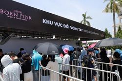 Hàng nghìn người 'đội nắng' đổi vòng tay xem concert BlackPink