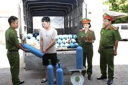 Bắt quả tang xe tải chở 100 bình khí cười đi tiêu thụ