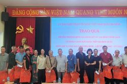 Quận Ba Đình: Tặng quà tri ân 70 thân nhân liệt sĩ và thương binh
