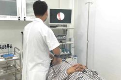 Tự ý dùng thuốc xịt mũi suốt 5 năm, nam thanh niên bị biến chứng rậm lông, tròn mặt