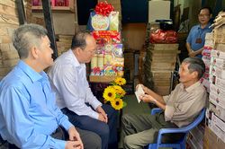 Phó Bí thư Thành ủy TP.HCM thăm hỏi, tri ân người có công