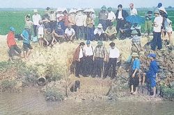 Đêm đêm rì rầm trong tiếng đất - Thế giới người lớn Đông Sơn (kỳ 1): Chiếc quan tài làm từ nửa con thuyền độc mộc
