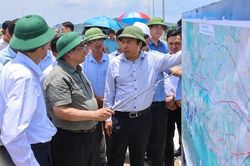 Thủ tướng khảo sát tuyến đường Đông-Tây trọng điểm của tỉnh Ninh Bình