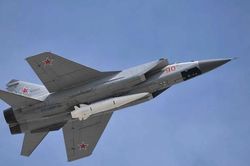 Nhiều tiếng nổ lớn vang lên từ khu vực sân bay quân sự phía Tây Ukraine