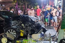 Ô tô lao vào 3 người uống nước trên vỉa hè, 1 người tử vong