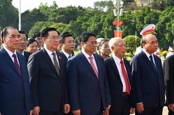 Lãnh đạo Đảng, Nhà nước tưởng niệm các Anh hùng liệt sĩ, vào Lăng viếng Bác