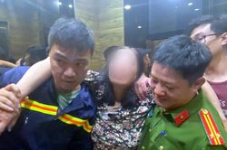 Giải cứu người phụ nữ đứng ngoài lan can tầng 11 định tự tử