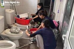 Kiểm tra việc trường mầm non ở thành phố Vinh rửa khay đựng thức ăn cho trẻ trong nhà vệ sinh