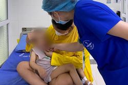 Bé 3 tuổi nhập viện khẩn vì người lớn bất cẩn để trẻ cắn vỡ thứ này