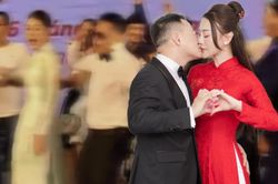 Shark Bình - Phương Oanh nhảy múa, hôn nhau ngọt ngào trong lễ ăn hỏi