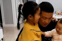 Bố đi làm về vội ôm chầm con trai nhỏ, con gái bẽn lẽn nói một câu khiến ông day dứt