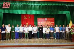 Hội Chữ thập đỏ tỉnh trao quà cho các gia đình chính sách tại xã Thanh Lâm