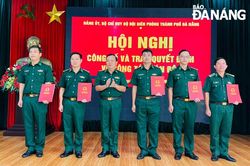 Trao quyết định về công tác cán bộ