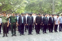 Bí thư Tỉnh ủy Trần Quốc Cường cùng lãnh đạo tỉnh dâng hương tưởng niệm các anh hùng liệt sĩ
