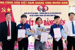 Tổ chức lễ kết nạp cho 3 đảng viên mới ở địa chỉ đỏ