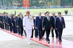 Lãnh đạo Đảng, Nhà nước tưởng niệm các Anh hùng liệt sỹ và vào Lăng viếng Chủ tịch Hồ Chí Minh